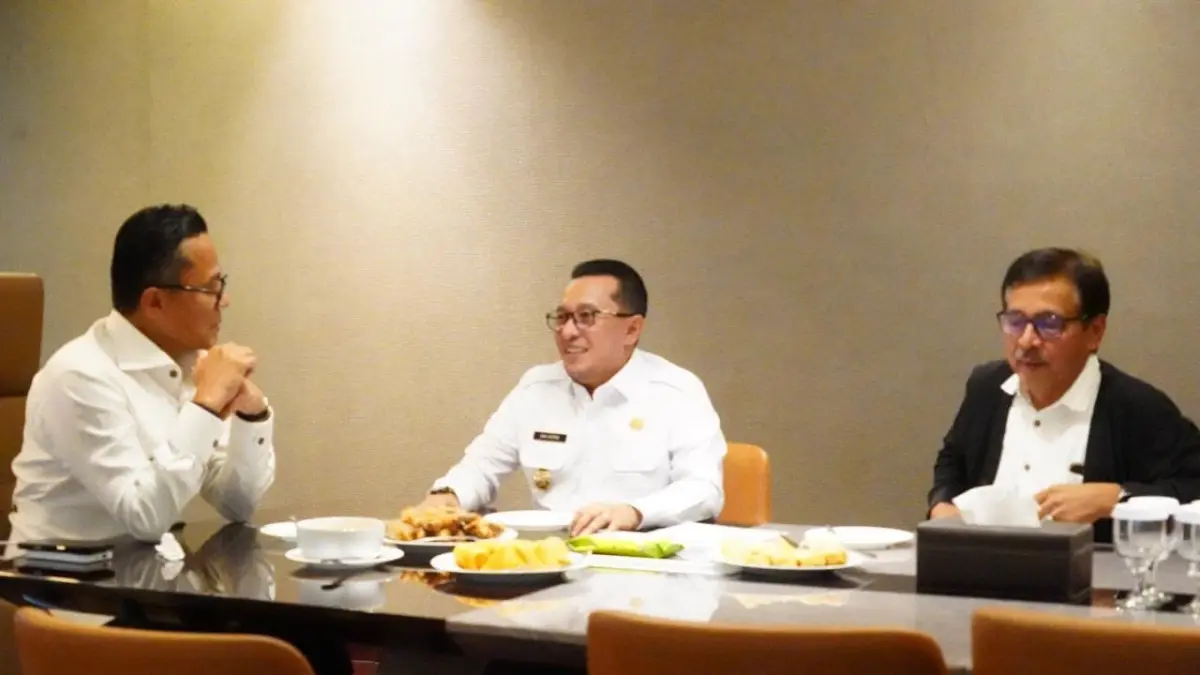 Bupati Tanahdatar Eka Putra (tengah) melaporkan perkembangan rencana pembangunan Sekolah Rakyat kepada COO Danantara, Dony Oskaria (kiri). Foto: IST)