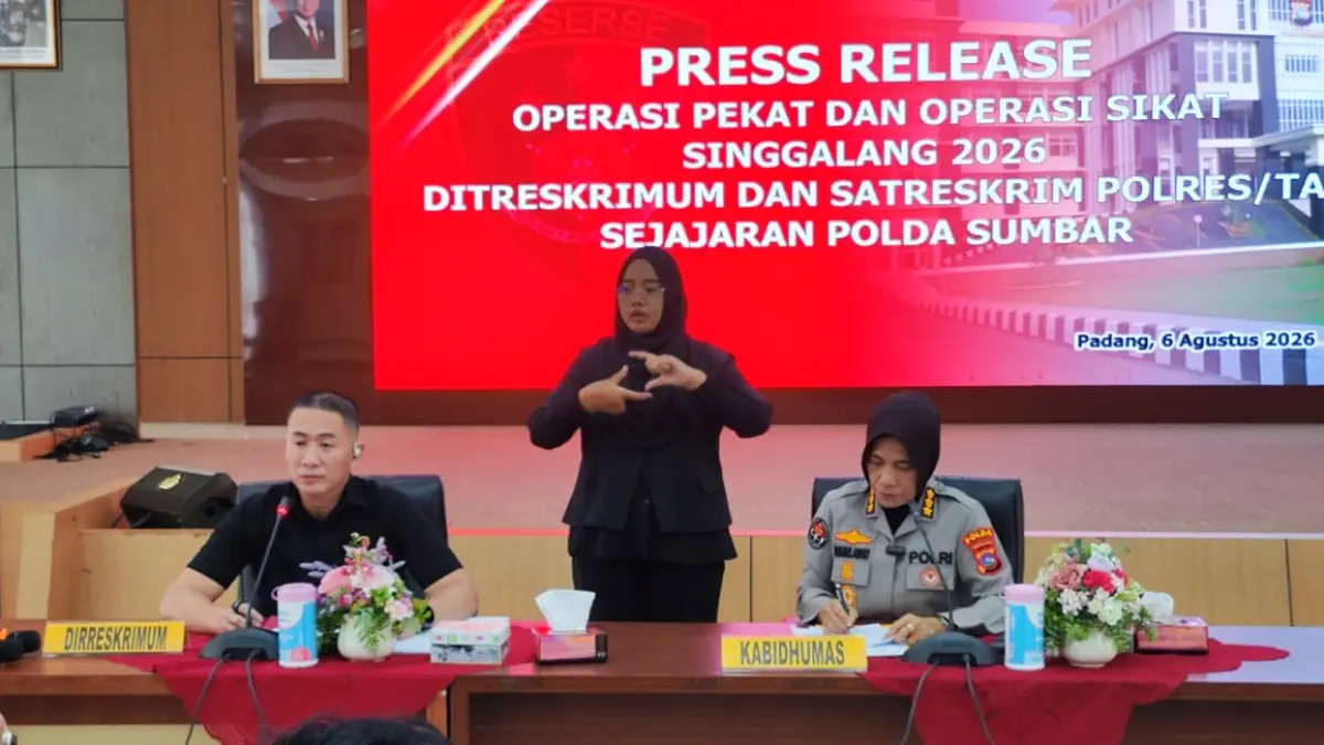 Dirreskrimum Polda Sumbar Kombes Pol Teddy Fanani didampingi Kabid Humas Polda Sumbar Kombes Pol Susmelawati Rosya menggelar konferensi pers pengungkapan Operasi Pekat dan Operasi Sikat Singgalang 2026 di Mapolda Sumbar, Kamis (6/8/2026).