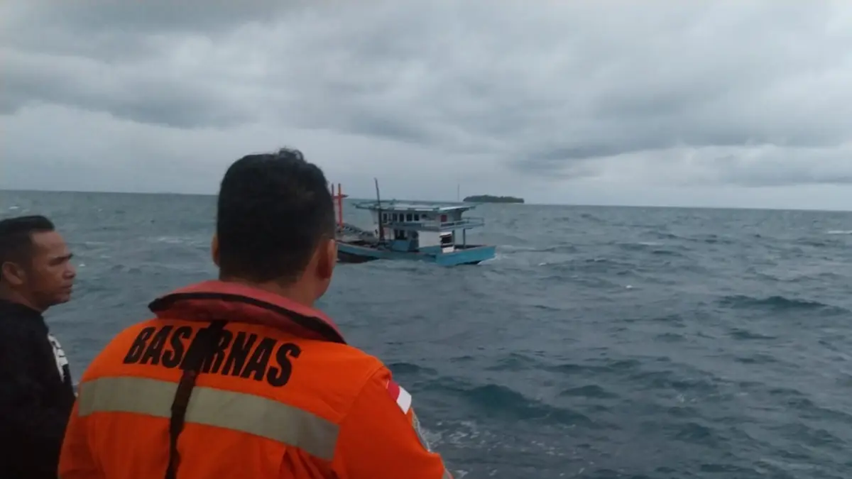 Operasi SAR kapal nelayan KM Halim Wijaya di perairan Pulau Angso Duo sempat dihentikan akibat badai dan ombak 3 meter sebelum dua ABK ditemukan selamat.