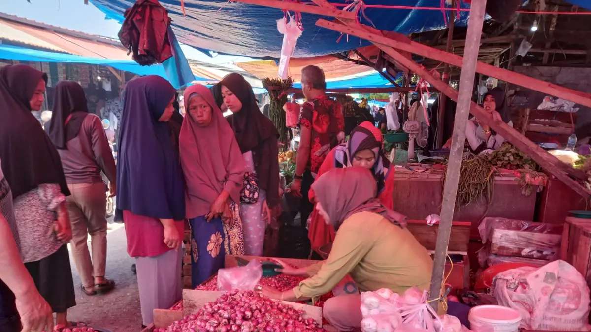 Pembeli berjubel membeli bawang merah di Pasar Banda Aie Pasie Nantigo Kecamatan Kototangah, Padang baru-baru ini. Harga bawang merah turun ikut mendorong turunnya inflasi Sumbar Juli 2026. (DOKUMENTASI PRIBADI)
