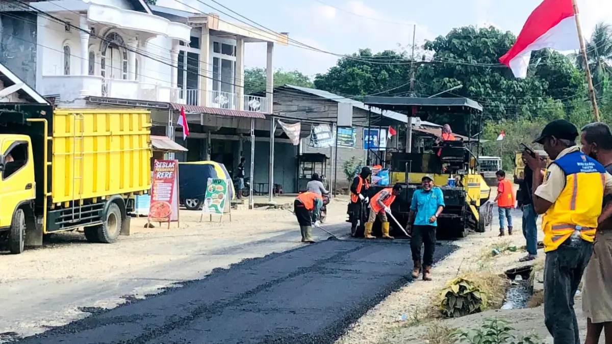 Pemkab Dharmasraya mulai mengaspal ruas Sungai Rumbai Timur–Blok D Sitiung II sepanjang 1,3 kilometer setelah belasan tahun mengalami kerusakan, Kamis (6/8/2026).