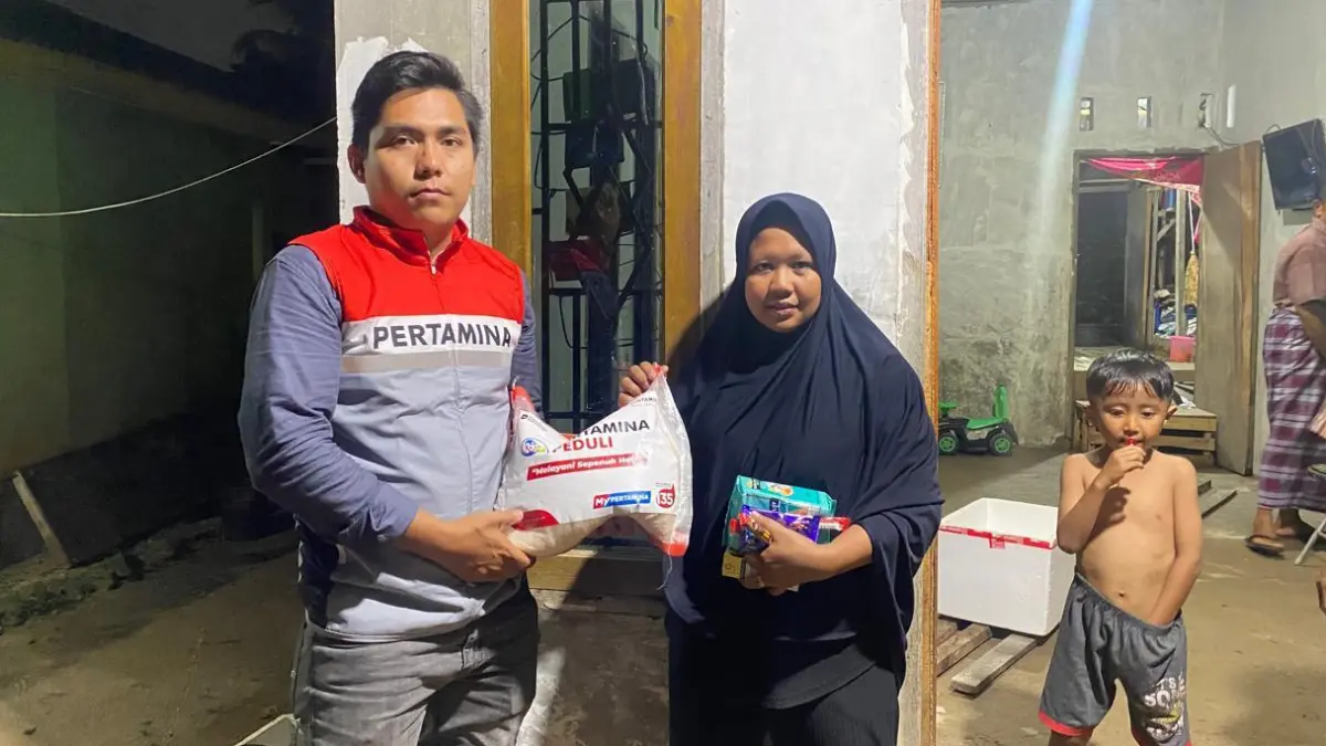 Pertamina Patra Niaga Regional Sumbagut menyalurkan 100 paket sembako dan kebutuhan ibu-anak bagi warga terdampak banjir di Kota Padang, Rabu (5/8/2026).