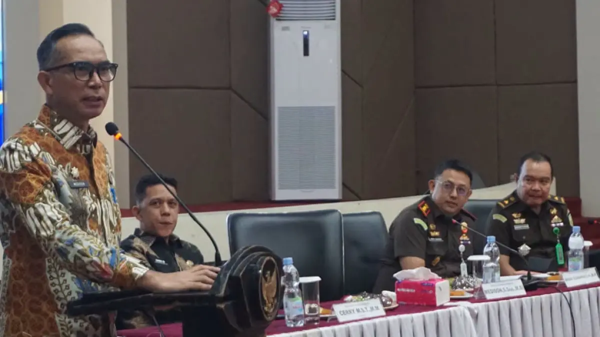 Sekdakab Dharmasraya, Medison, membuka Sosialisasi Perkuatan Hukum dan Tata Kelola Pengadaan Barang/Jasa Pemerintah yang diselenggarakan Bagian Pengadaan Barang dan Jasa (PBJ) Setda, Kamis (6/8/2026).
