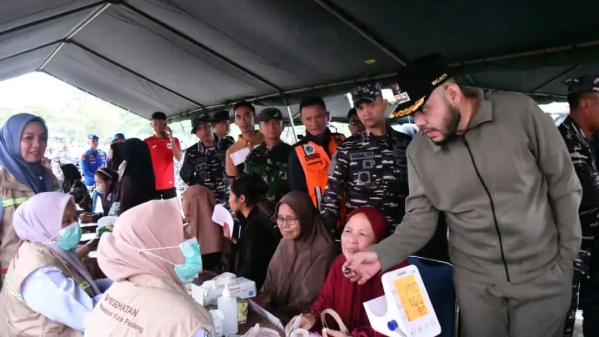 Wako Fadly Amran tinjau bakti sosial dan kesehatan, sekaligus aksi bersih Sungai Batang Arau dalam rangka menyambut Hari Jadi Kota (HJK) Padang ke-357, Kamis (6/8/2026) pagi.(Foto: Diskominfo)