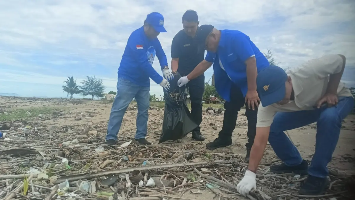 Bupati Pasaman Barat Yulianto (dua kanan) ikut bergotong royong membersihkan Pantai Muara Sasak, Kecamatan Sasak Ranah Pasisie, Jumat (7/8/2026), dalam rangkaian HUT ke-25 Partai Demokrat.