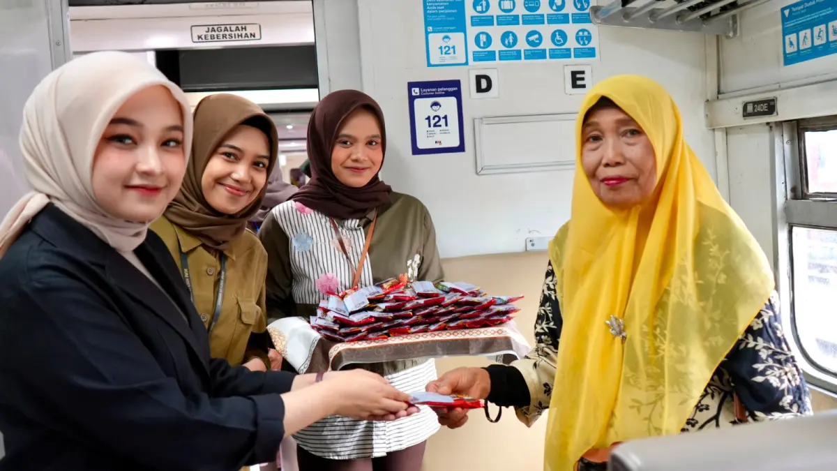 KAI Divre II Sumbar menyapa pelanggan di Stasiun Padang dan KA Pariaman Ekspres sambil membagikan cokelat dalam HUT ke-357 Kota Padang.