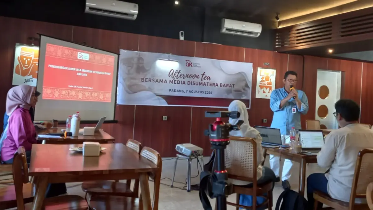 Kepala OJK Sumbar Roni Nazra saat menyampaikan perkembangan pasar modal Sumbar dalam Afternoon Tea bersama wartawan, Jumat (7/8/2026).