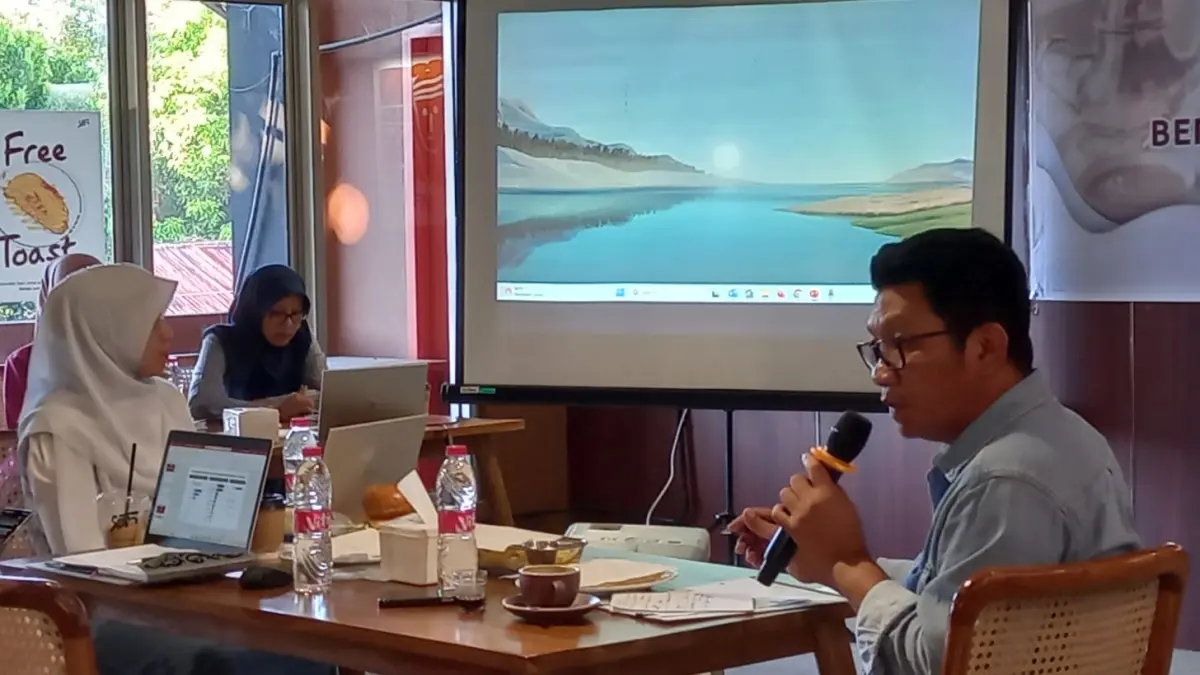 Kepala Perwakilan OJK Provinsi Sumatera Barat Roni Nazra menyampaikan perkembangan kinerja perbankan syariah Sumbar dalam kegiatan “Afternoon Tea dengan Wartawan Media Sumatera Barat”, Jumat (7/8/2026).