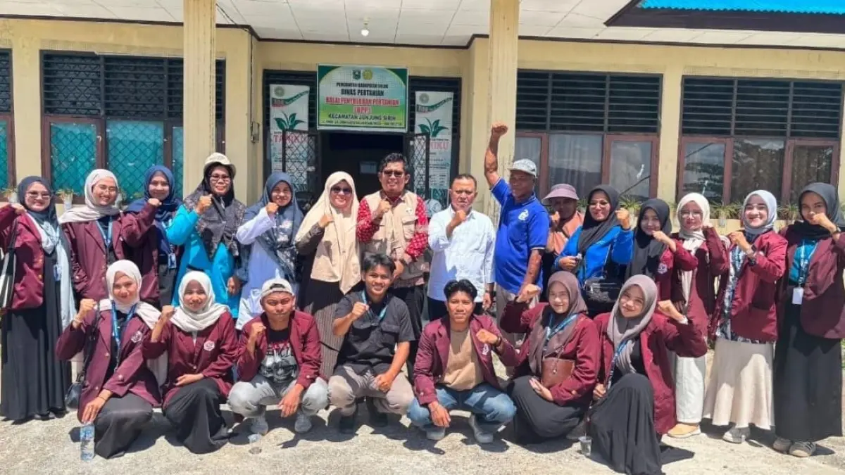 Mahasiswa Kuliah Kerja Nyata (KKN) ke-52 Universitas Islam Negeri (UIN) Imam Bonjol Padang menghadirkan inovasi pemberdayaan masyarakat di sektor pertanian melalui pengembangan drum seeder. (Foto: Humas)