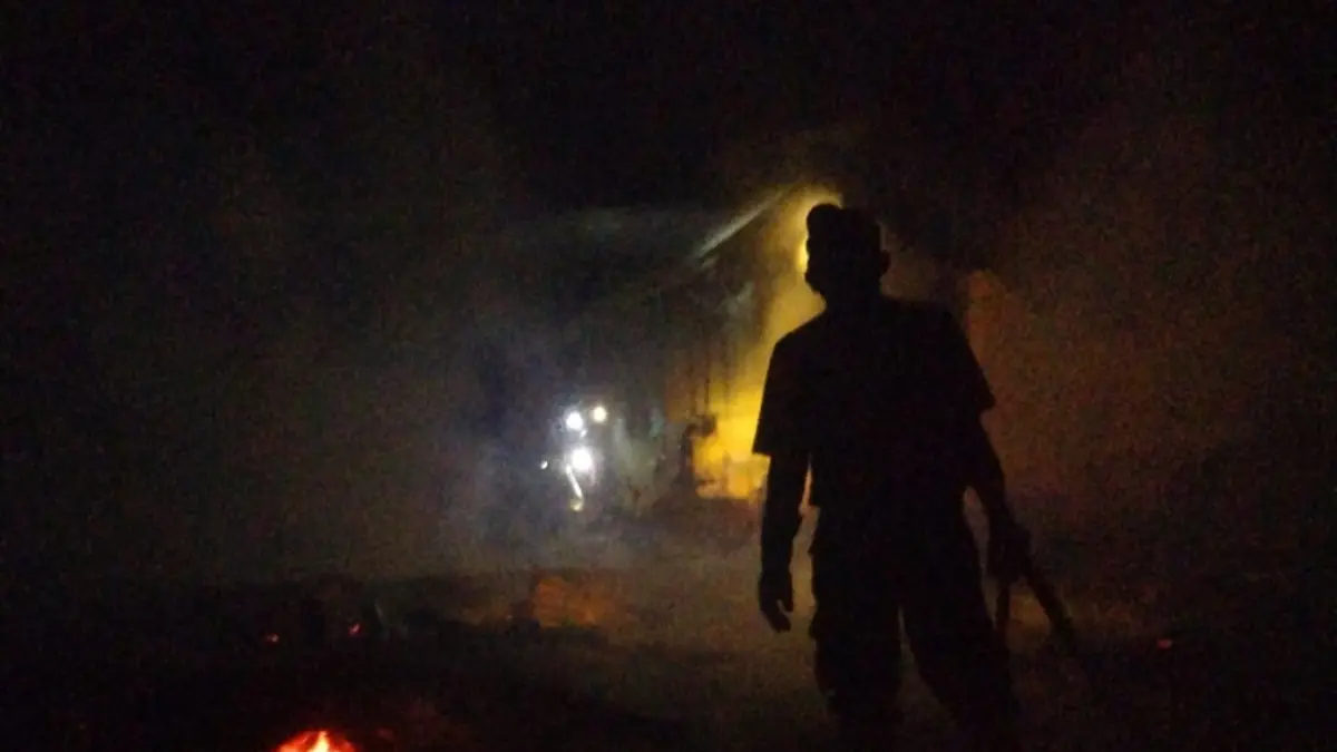 Penanganan kebakaran rumah warga di Kecamatan IV Koto, Kabupaten Agam, Jumat dini hari (7/8/2026). (Foto: Dinas Satpol PP dan Damkar Agam)