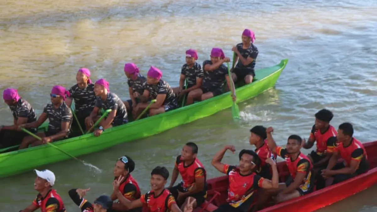 Peserta KU Junior berlomba pada Selaju Sampan Tradisional HJK ke-357 Kota Padang di Batang Palinggam. (Foto: Diskominfo)