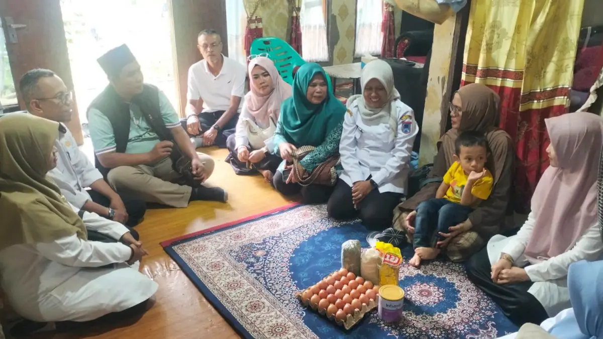 Rombongan dipimpin Camat Payakumbuh Selatan, Dewi Mulia, menyalurkan paket nutrisi bagi keluarga sasaran GENTING melalui inovasi SERIBU ASA BEBAS STUNTING untuk mendukung pencegahan stunting.