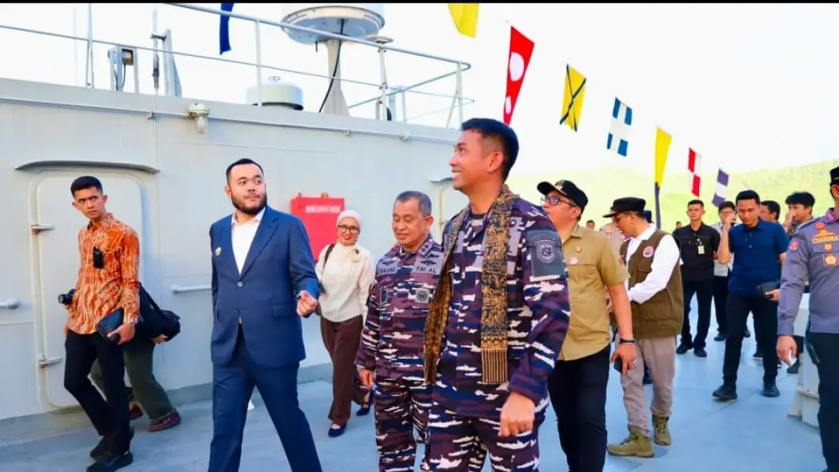 Wali Kota Padang Fadly Amran bersama Komandan KRI Teluk Kendari-518 Letkol Laut (P) Fanny Gunawan Siregar,  dan Komandan Kodaeral II Padang Laksamana Muda TNI Sarimpunan Tanjung.(Foto: Diskominfo)