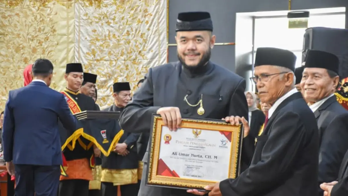 Wali Kota Padang Fadly Amran memberikan penghargaan usai Rapat Paripurna Istimewa Hari Jadi Kota (HJK) Padang ke-357 di Gedung DPRD Kota Padang.(Foto: Diskominfo)