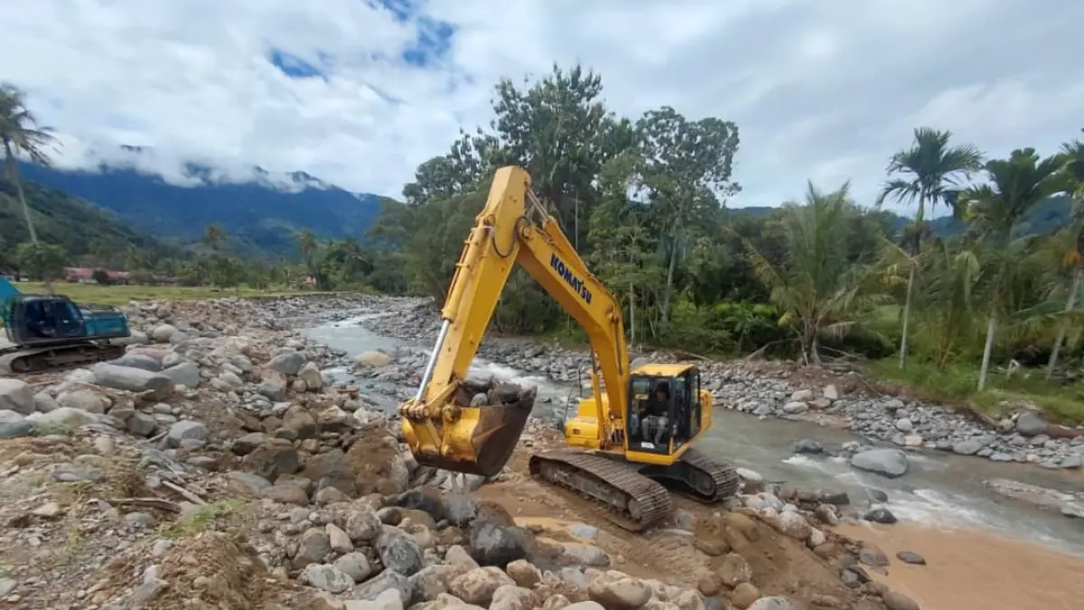 Dinas PUPR Padang membersihkan material pascabanjir. (Foto: Diskominfo)