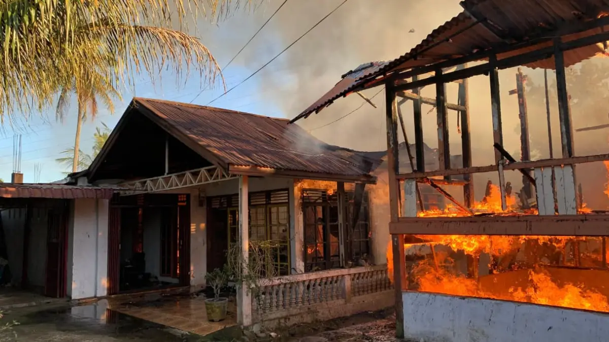 Kobaran api melahap dua rumah di Pasar Ambacang, Kuranji, Kota Padang, Sabtu pagi (8/8/2026). (Dinas Damkar Padang)