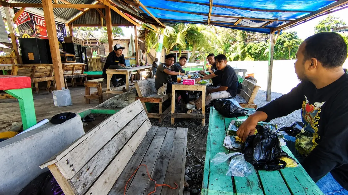 Pengunjung menikmati sore di Cafe Abak di kawasan Pemandian Lubuk Lukum, Kelurahan Balai Gadang, Kecamatan Kototangah, Kota Padang, Sabtu (8/8/2026). (Randi Z/Padeks)