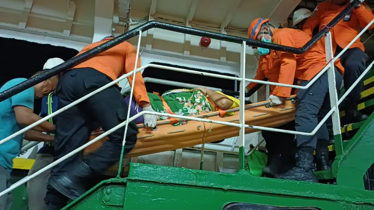Penumpang KMP Ambu-Ambu melahirkan saat kapal berjarak 50,5 mil laut dari Bungus. Ibu dan bayi kemudian dievakuasi ke rumah sakit.