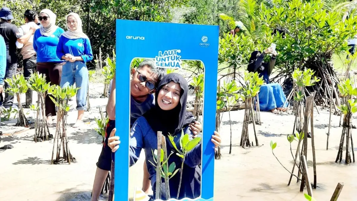 Peserta Blue Ocean Minang Run 2026 menanam mangrove di Teluk Buo Padang sebagai bagian dari Bakti Ikasmantri untuk Negeri.(Foto: Panitia)