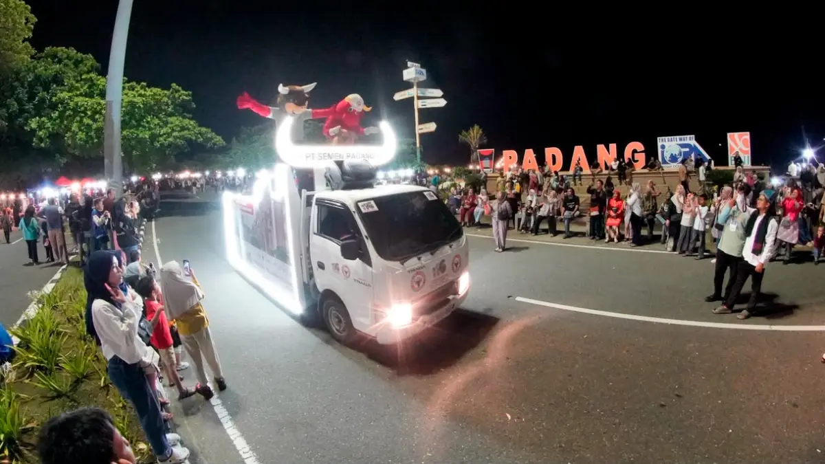 Rangkaian HJK 357 Padang yang dibuka melalui Festival Pawai Telong-Telong di kawasan Pantai Cimpago, Kamis (6/8/2026) malam.