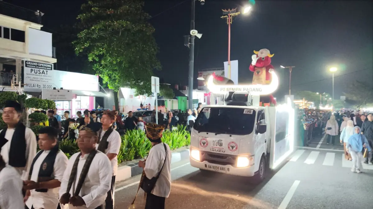 Ribuan warga memadati Festival Pawai Telong-Telong di kawasan Pantai Cimpago, Padang, Kamis (6/8/2026). PT Semen Padang turut ambil bagian dalam kemeriahan HJK Padang ke-357 dengan menampilkan kreasi budaya dan arak-arakan.