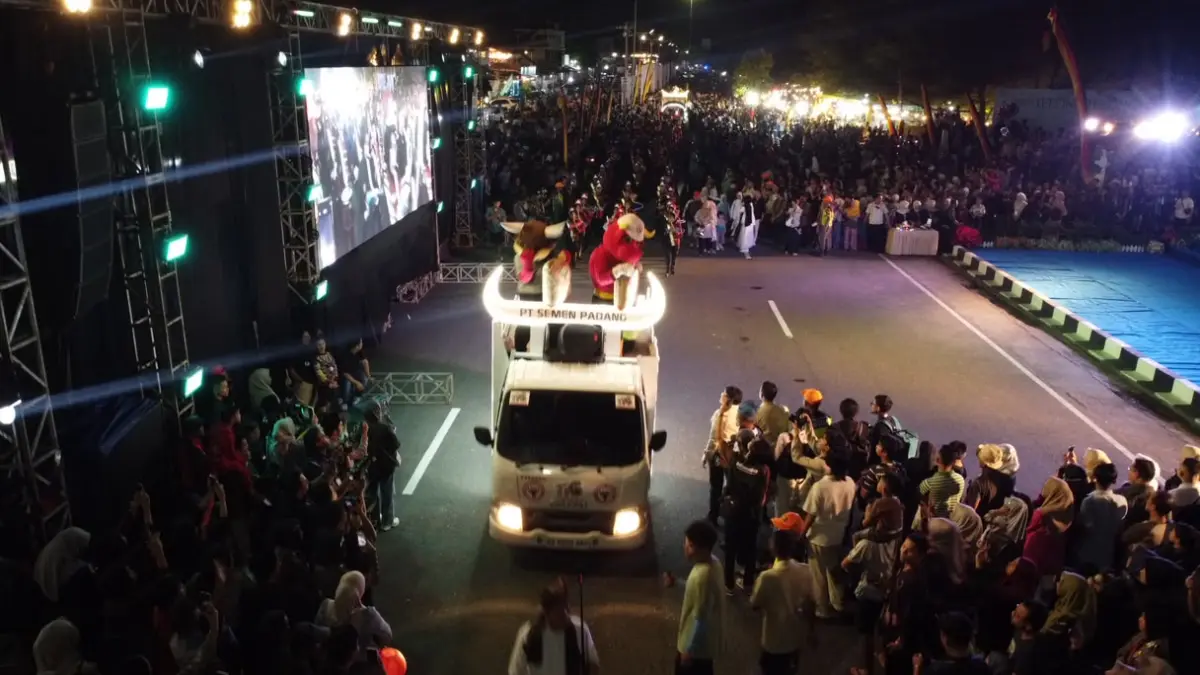 Ribuan warga memadati Pantai Cimpago menyaksikan Festival Pawai Telong-Telong sebagai pembuka rangkaian HJK Padang ke-357, Kamis (6/8/2026) malam,