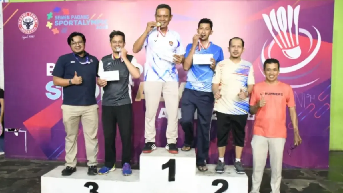 Tim Silika merayakan kemenangan setelah menjuarai cabang olahraga bulu tangkis SPORTALYMPIC 2026 di GOR PT Semen Padang, Kamis malam (6/8/2026).