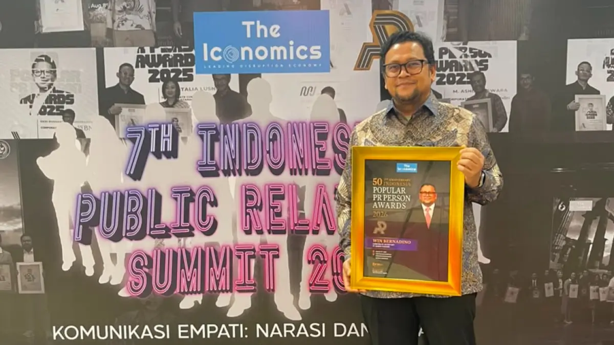 Win Bernardino menerima 7th Indonesia Popular Public Relations Person Awards 2026 yang diselenggarakan The Iconomics Media di Jakarta, Kamis (6/8/2026).