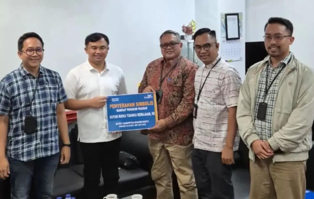 Branch Manager PT TASPEN (Persero) Kantor Cabang Padang saat menyerahkan manfaat pensiun kepada Sutan Riska Tuanku Kerajaan. (Foto: Humas)