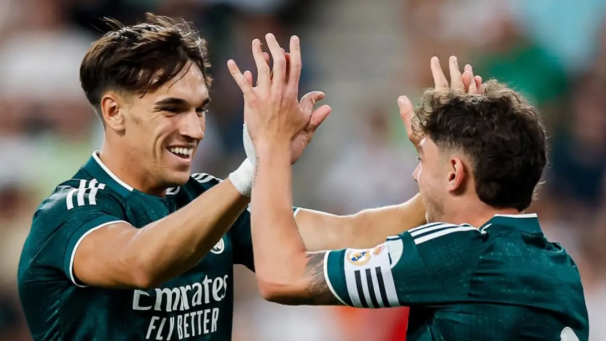 Carlos Espí (kiri) mencetak gol debut untuk Real Madrid berkat assist Valverde, saat menghadapi Ferencvaros dalam laga pramusim di Budapest.(Foto: Instagram @realmadrid)