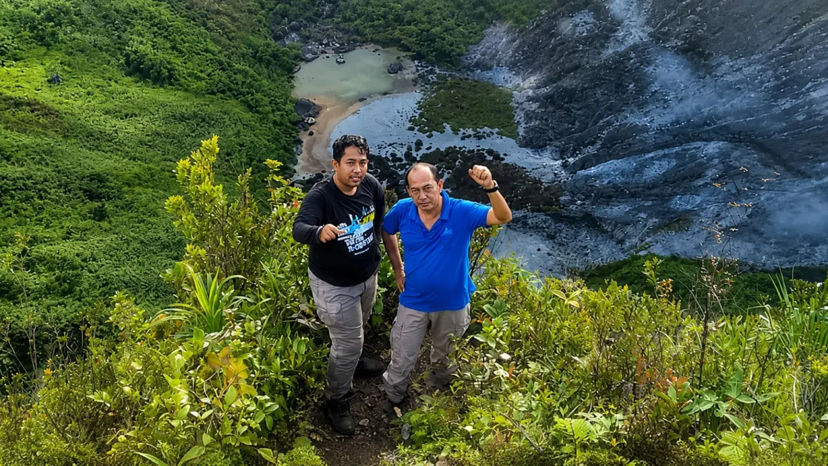 Dua anggota tim ekspedisi Seven Summit West Sumatra, Two Efly dan Azib Fattah (kiri) berada di kawasan bibir kawah Gunung Tandikek, Sumatera Barat, setelah menuntaskan etape terakhir pendakian, Sabtu sore (8/8/2026).