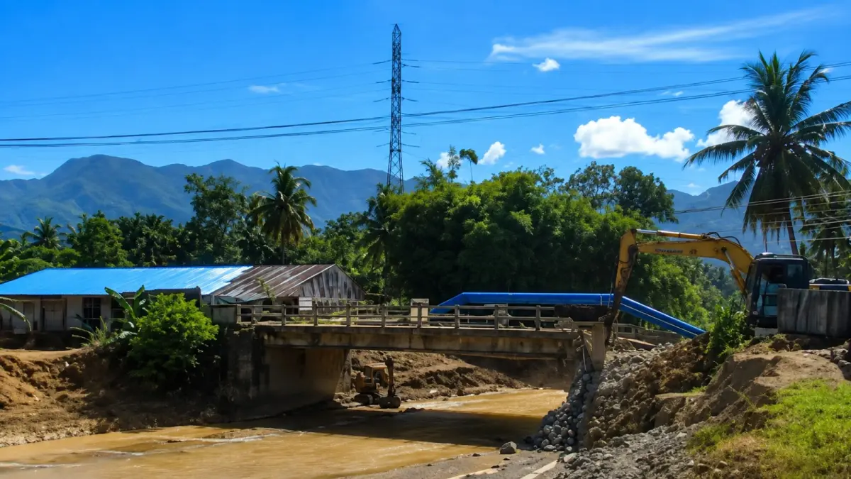 Jembatan Kampung Tanjung di Kelurahan Gunung Sarik, Kecamatan Kuranji, Kota Padang, direkonstruksi setelah rusak akibat bencana hidrometeorologi dan diperparah banjir 3 Agustus 2026.