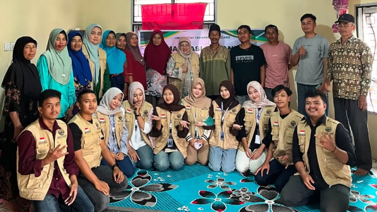 Mahasiswa Kuliah Kerja Nyata (KKN) Universitas Tamansiswa Padang di Sekretariat Keltan Talang Sarumpun, Jorong Atas Masjid, Nagari Batu Banjanjang, Kabupaten Solok.
