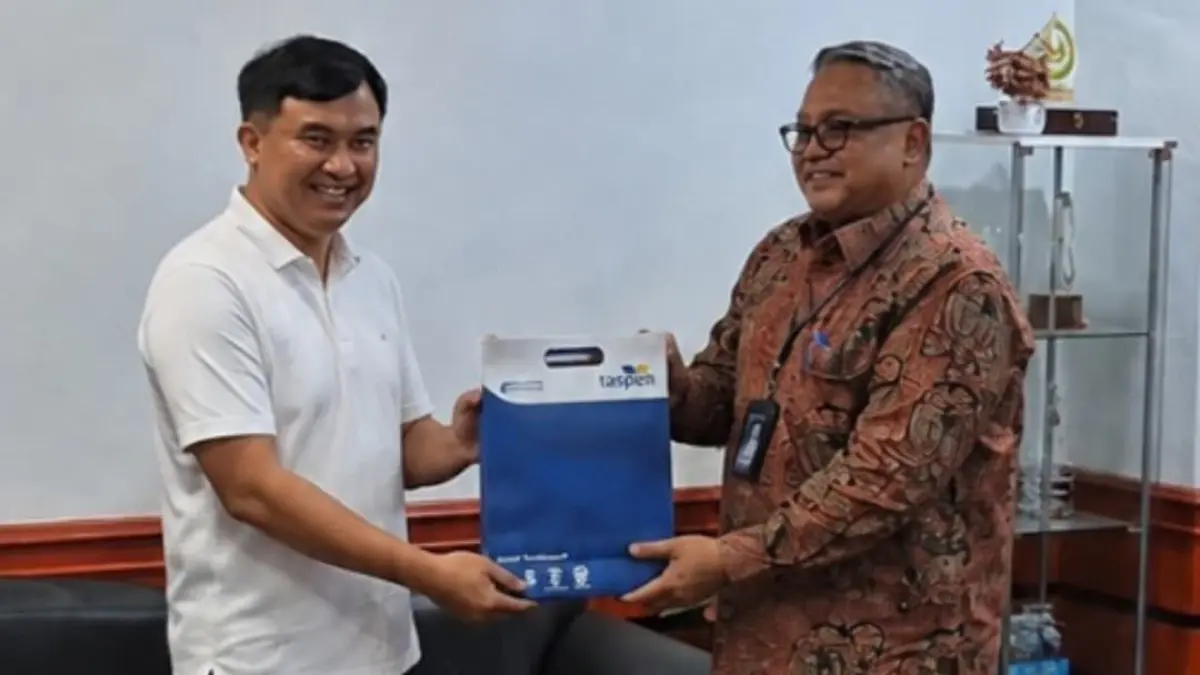 Manfaat pensiun diserahkan secara langsung oleh Branch Manager PT TASPEN (Persero) Kantor Cabang Padang kepada Sutan Riska Tuanku Kerajaan.(Foto: Humas)