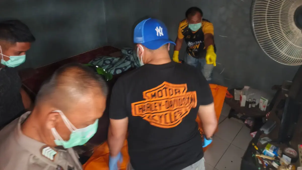 Petugas Polsek Kototangah dan Tim Identifikasi Polresta Padang mengevakuasi jenazah pria berinisial Y (54) yang ditemukan tewas di dalam rumahnya di Pasia Kandang, Kelurahan Pasie Nan Tigo, Padang, Minggu (9/8/2026).
