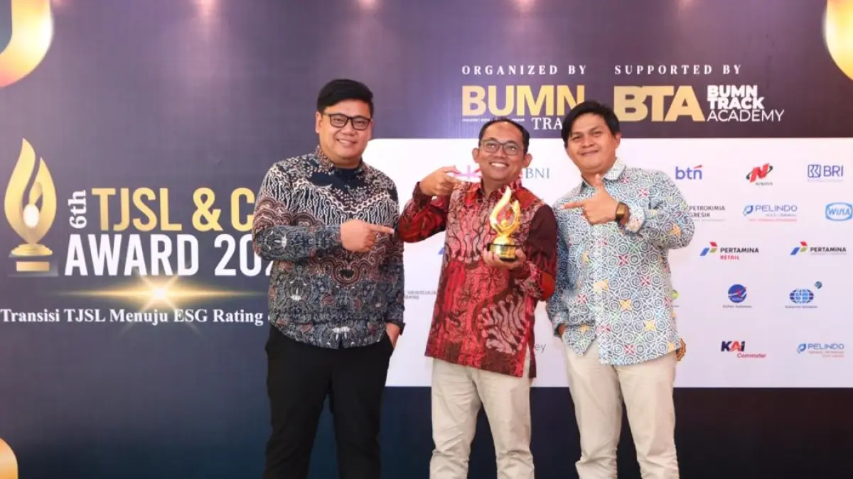 Program Cadiak Pandai Pertamina Patra Niaga Regional Sumbagut melalui Aviation Fuel Terminal Minangkabau meraih penghargaan Platinum kategori Pilar Sosial pada TJSL & CSR Award 2026 di Jakarta, Kamis (6/8/2026).