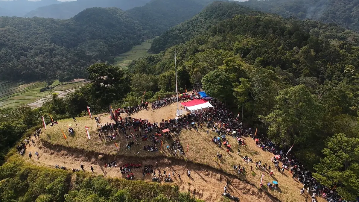 Sekitar 5.000 warga memadati Gunung Kasumbo, Tanahdatar, Minggu (9/8/2026), untuk menyaksikan pengibaran Merah Putih raksasa dalam menyambut HUT ke-81 Kemerdekaan RI.