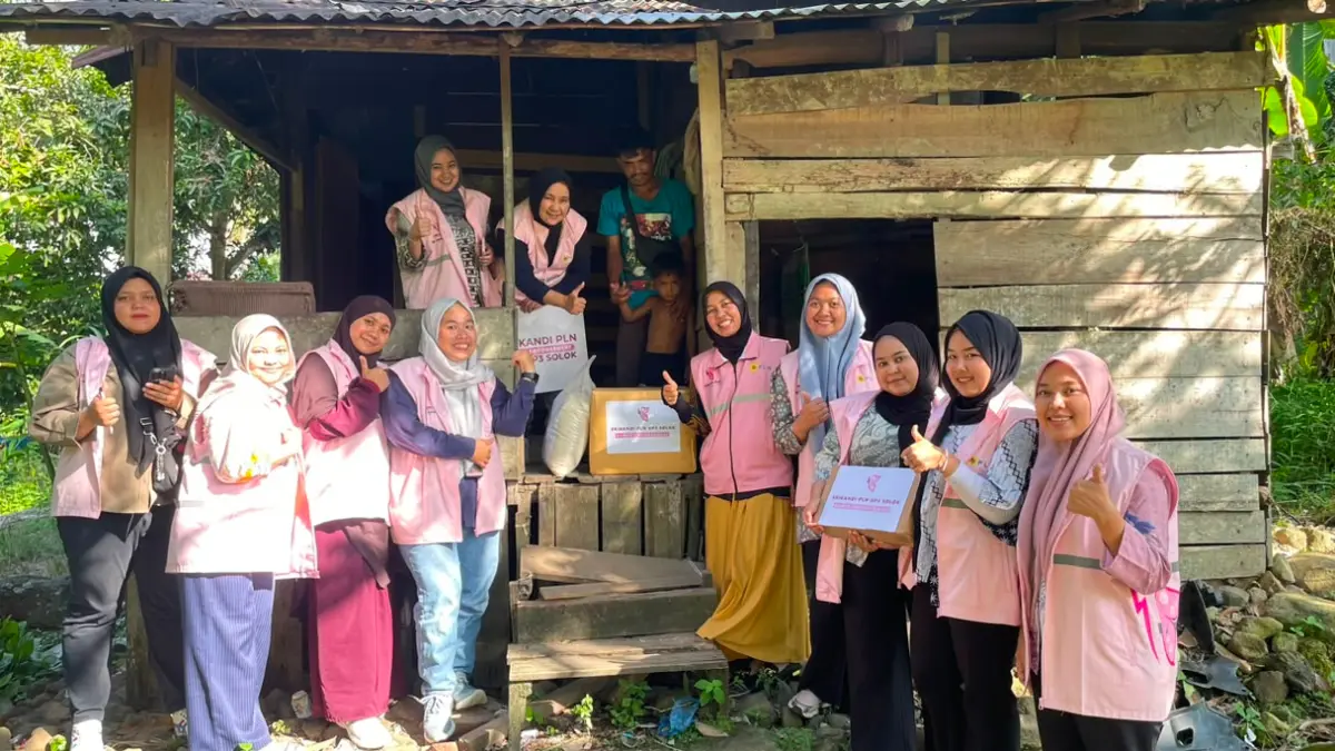 Srikandi PLN UP3 Solok menyerahkan token listrik dan sembako kepada keluarga prasejahtera di Koto Baru melalui Srikandi Berbagi.