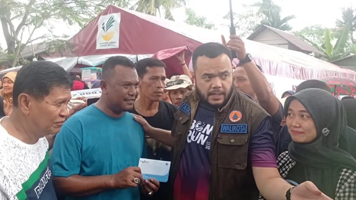 Wali Kota Padang Fadly Amran saat penyaluran bantuan dari Pemko Padang dan Pemerintah Pusat di Lapau Munggu, Minggu (9/8/2026).(Foto: Diskominfo)