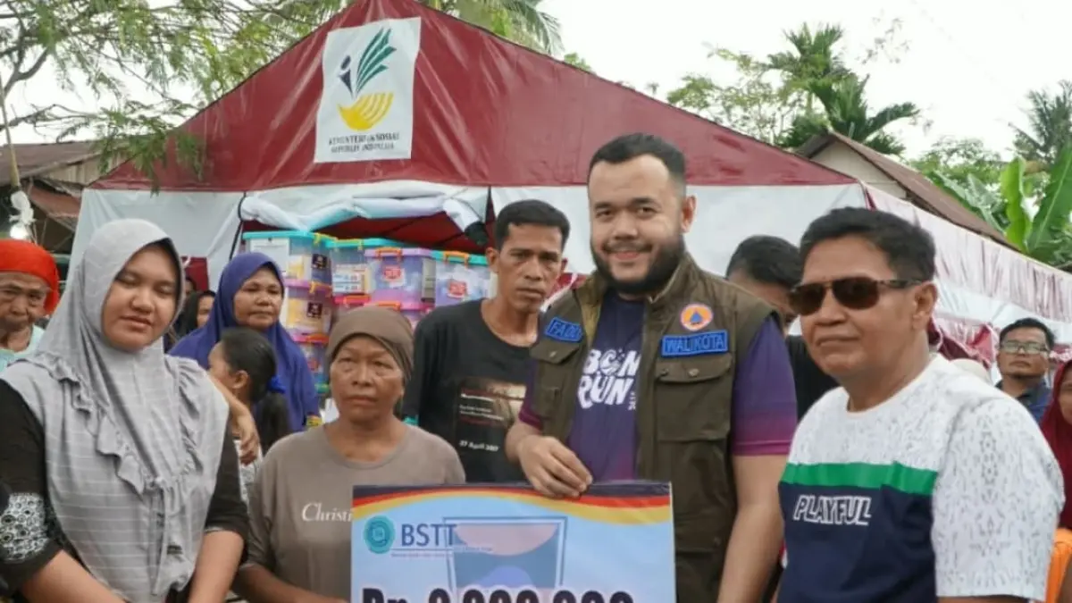 Wali Kota Padang Fadly Amran serahkan bantuan pemko kepada warga di Lapau Munggu, Kelurahan Kuranji, Kecamatan Kuranji, Minggu (9/8/2026).(Foto: Diskominfo)