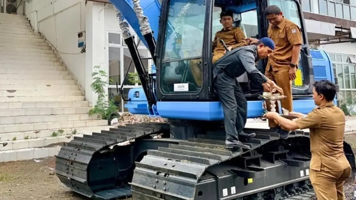 Bantuan ekskavator dari Kementerian Kelautan dan Perikanan untuk pemulihan pascabencana di Aceh Barat.