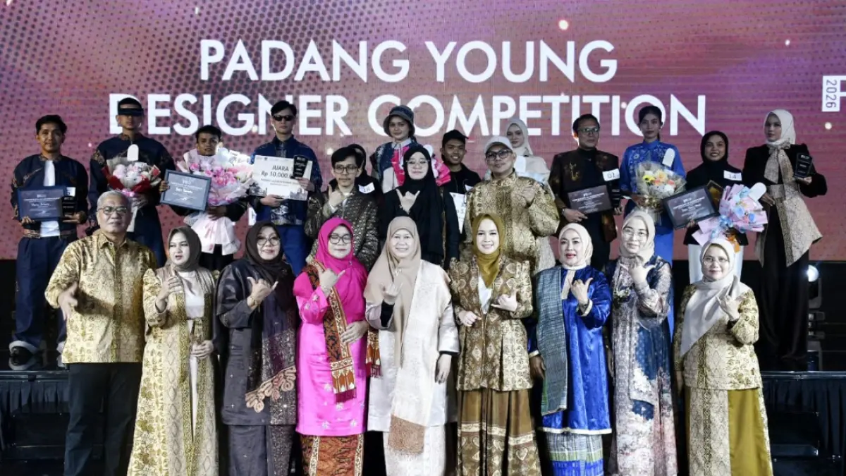 Ketua Umum Dekranasda Sumbar dan Padang bersama para finalis Padang Young Designer Competition 2026 dalam rangkaian Padang Fashion Summit di ZHM Padang.(Foto: Diskominfo)