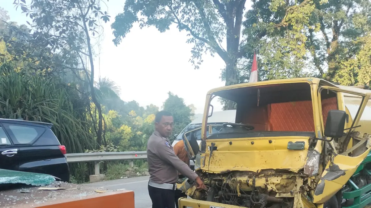 Petugas kepolisian dari Unit Lantas Polsek Lubuk Kilangan melakukan olah TKP kecelakaan lalu lintas di Jalan Raya Padang-Solok, kawasan Panorama I, Kelurahan Indarung, Kecamatan Lubuk Kilangan, Kota Padang, Senin (10/8/2026). (Foto: Polsek Luki)