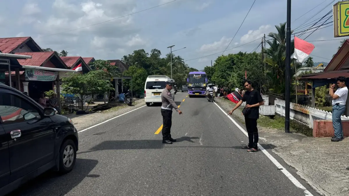 Petugas Satlantas Polres Padangpariaman menunjuk lokasi atau TKP kecelakaan beruntun di Jalan Padang-Bukittinggi, kawasan Kayu Tanam, Senin (10/8/2026).