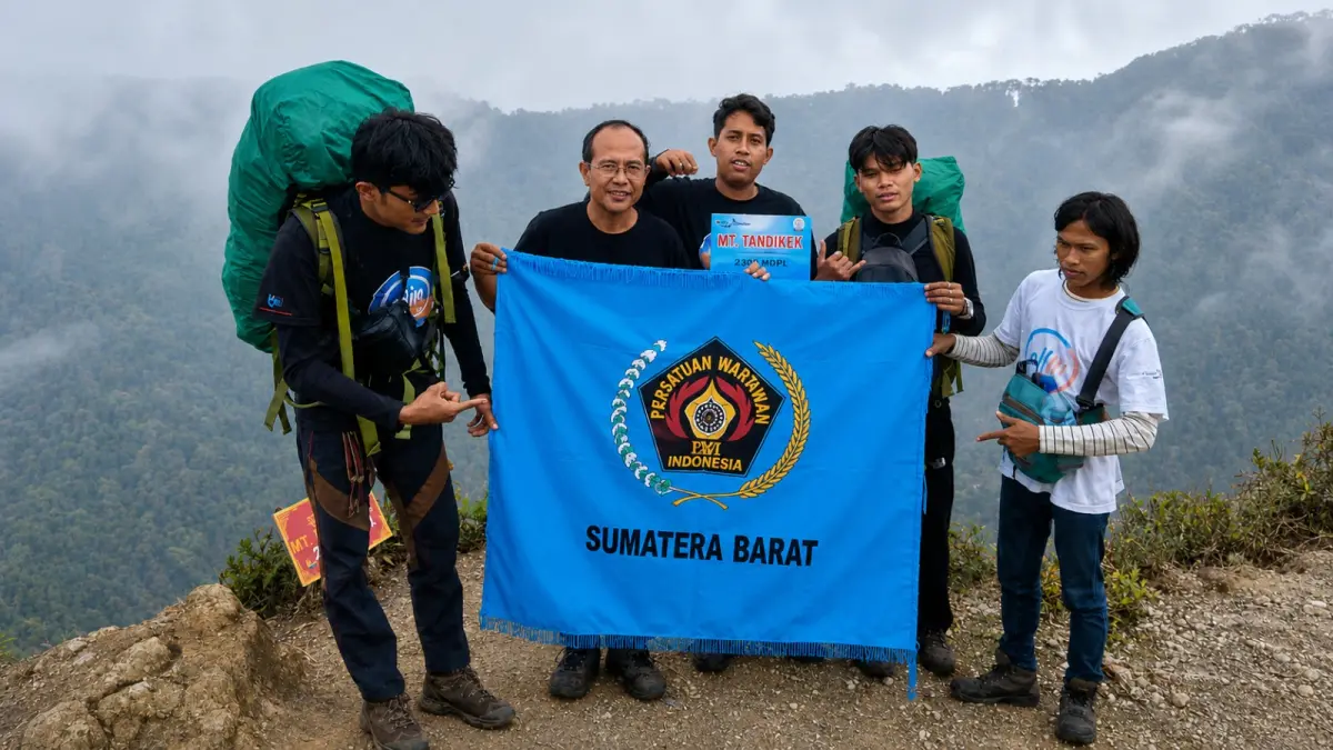 Tim Ekspedisi Seven Summit West Sumatra berfoto bersama bendera Persatuan Wartawan Indonesia (PWI) Sumatera Barat saat mencapai MT Tandikek 2.438 Mdpl, dalam rangkaian pendakian Seven Summit West Sumatra.