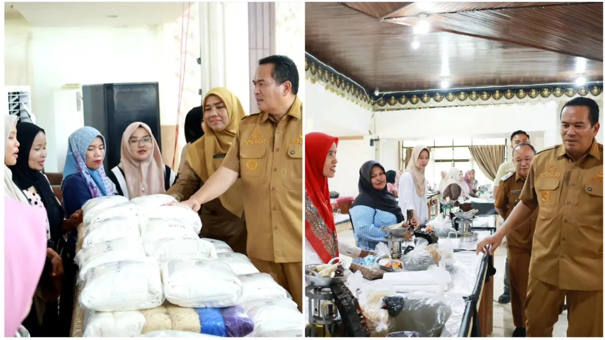 Wako Pariaman Yota Balad saat menyerahkan paket usaha batik dan rajutan kepada 45 pengrajin lokal yang telah mengikuti pelatihan, Senin (10/8/2026).