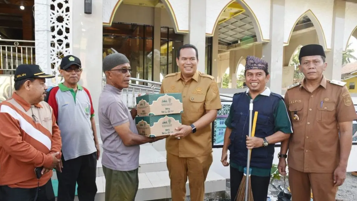 Wali Kota Pariaman Yota Balad membuka aksi GEBER MASJID di Masjid Raya Adam Sorin, Kelurahan Jalan Baru, Kecamatan Pariaman Tengah, Senin (10/8/2026).