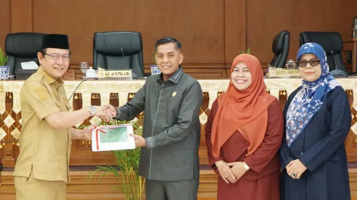 Wali Kota Payakumbuh Zulmaeta menyerahkan Nota Pengantar Rancangan Perubahan KUA dan PPAS 2026 dalam rapat paripurna DPRD Kota Payakumbuh, Senin (10/8/2026).