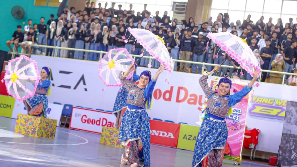 Dance SMAN 4 Padang tampil dengan konsep “Kusuma Bangsa” di AQUA DBL Dance Competition 2026 West Sumatra. (Foto: DBL For Padek)
