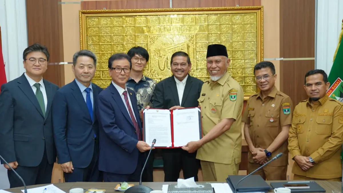 Gubernur Sumbar Mahyeldi menyerahkan balasan LOI kepada Chairman KARC Shin Chang Aun, disaksikan Konsul Kehormatan Korea Selatan Parlindungan Purba di Istana Gubernuran, Selasa (11/8/2026).